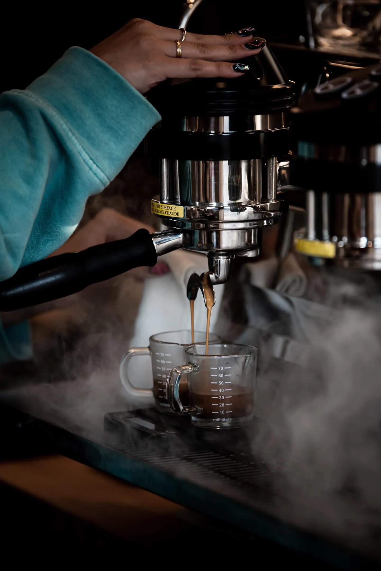 エスプレッソを抽出する様子