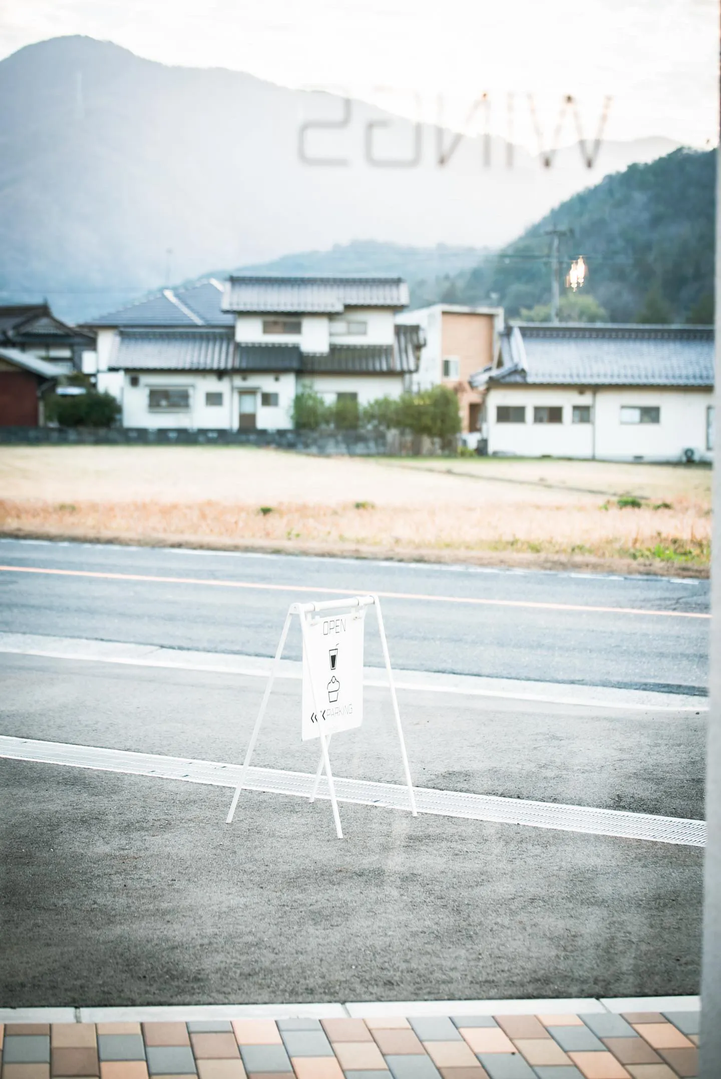 自然光が差し込む店内