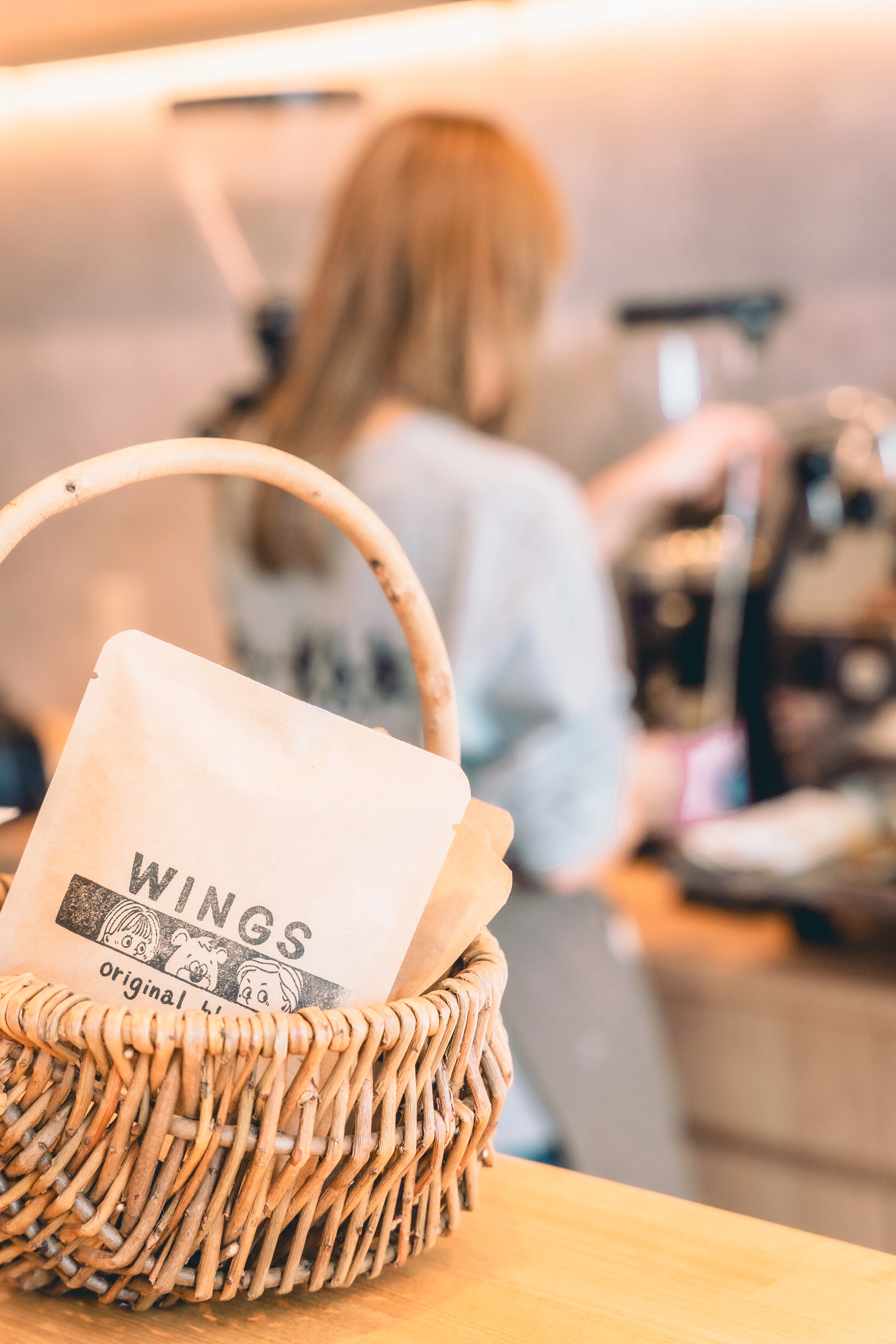 窓から見える田畑と山の景色