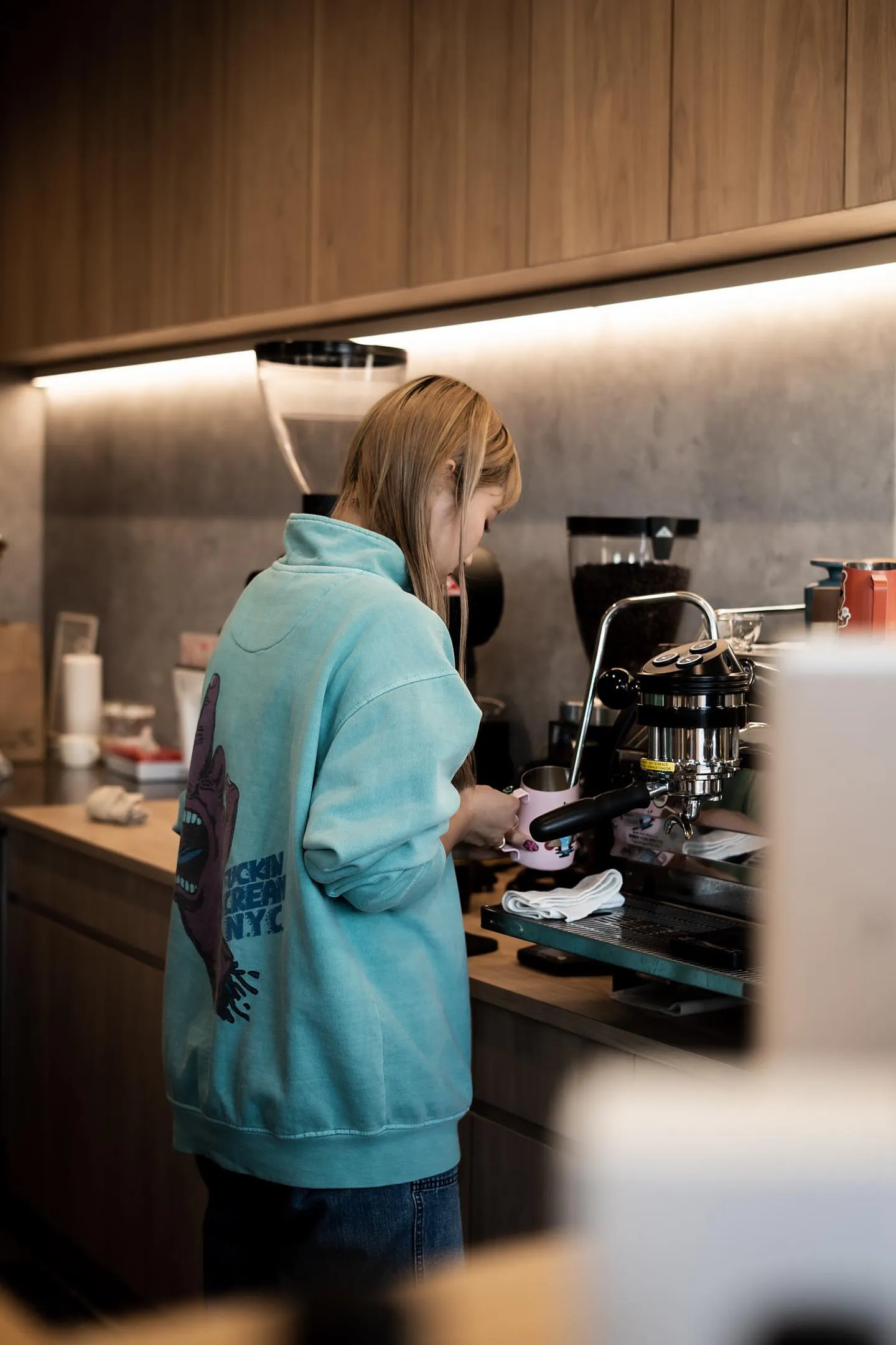 コーヒーを準備する店主