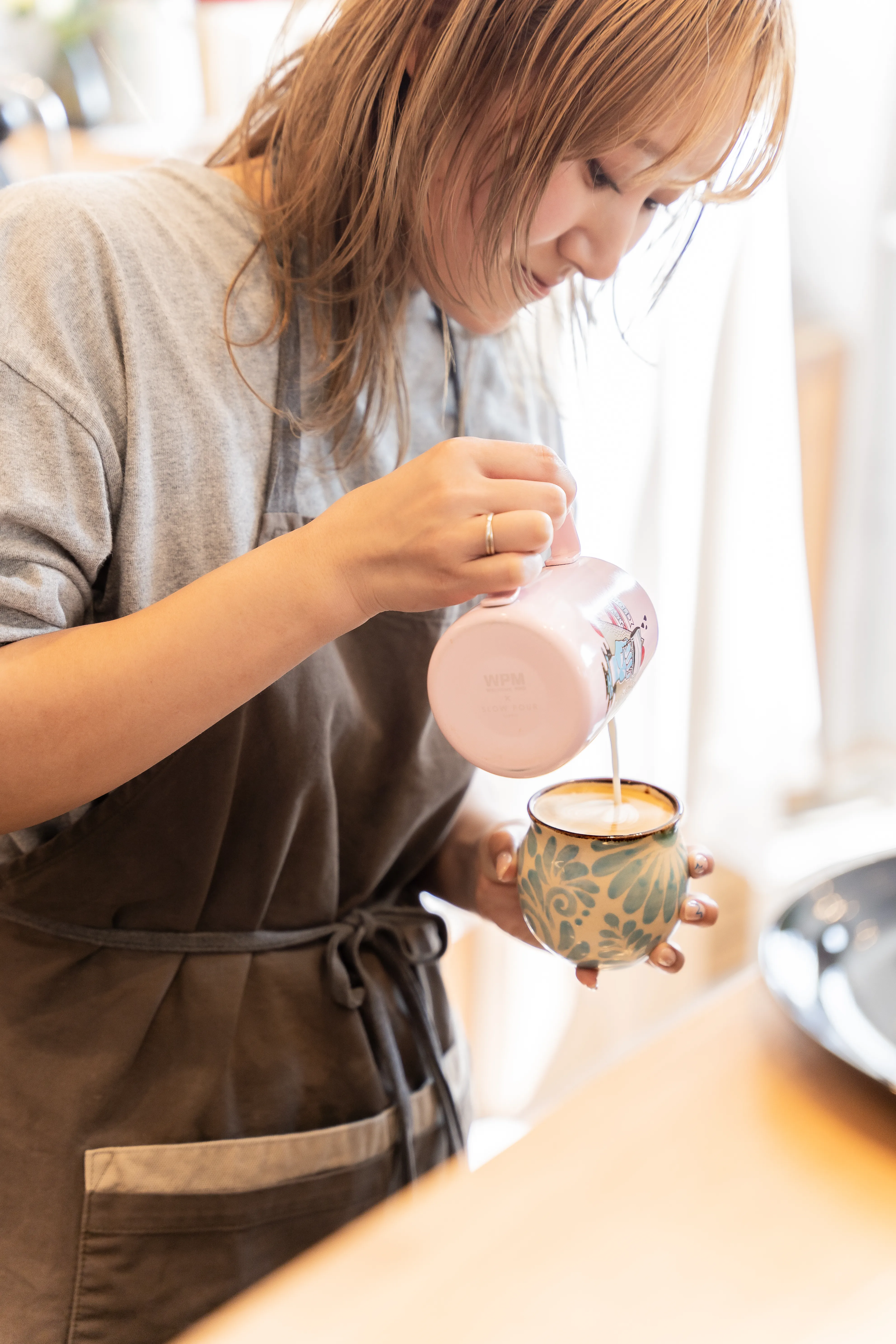 ラテアートを描く店主